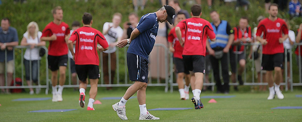 Armin Veh denkt nach. Foto: Stefan Krieger.