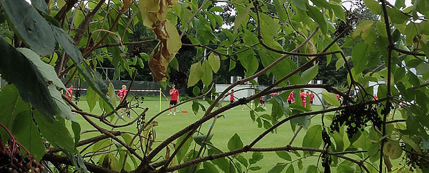 Fußballtennis an der Wintersporthalle.