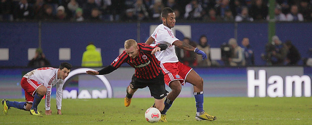 Sebastian Rode testet das Hamburger Grün. Foto: Stefan Krieger.