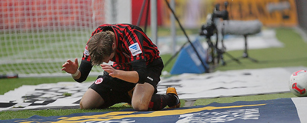 Stefan Aigner fällt zu spät. Foto: Stefan Krieger.