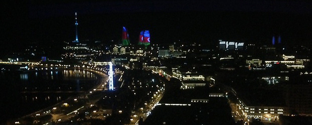 Baku bei Nacht. Foto: Ingo Durstewitz.