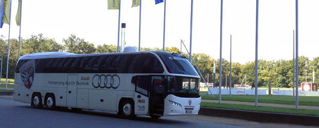 Skandal! Schanzer-Bus auf UNSEREM Hoheitsgebiet. Wischtelefonbild: Stefan Krieger.