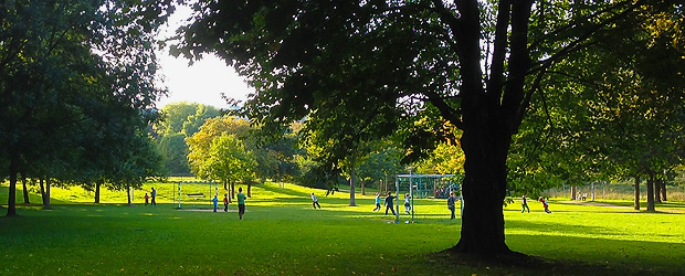 Kicken im Park. Wischtelefonbild by Stefan Krieger.