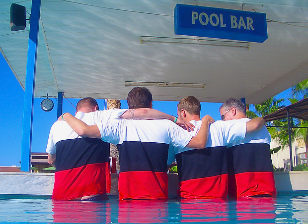 Poolbar. Fotograf unbekannt.