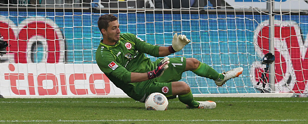 Kevin Trapp hält einen Elfmeter. Foto: Stefan Krieger.