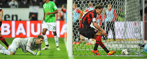 Alex Meier holt den Ball da raus, wo er ihn gewöhnlich reintut. Foto: Eberhard Krieger.