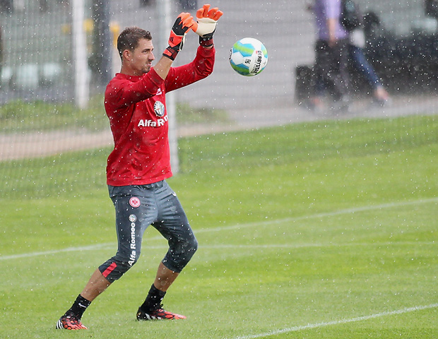 Kevin Trapp steht im Regen. Foto: Stefan Krieger.