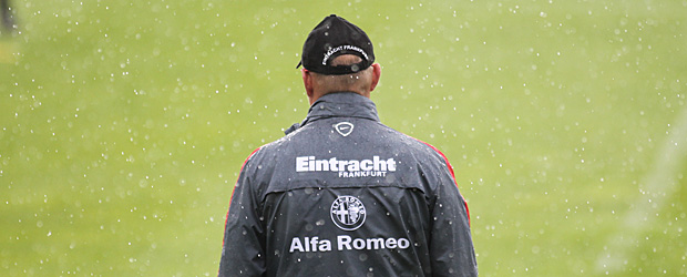 Thomas Schaaf steht im Regen. Foto: Stefan Krieger.