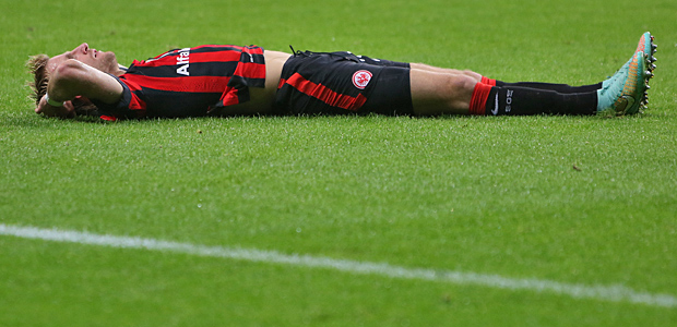 Stefan Aigner am Boden. Foto: Stefan Krieger.