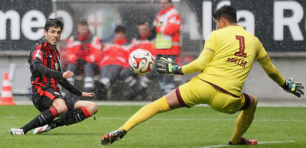 Piazon trifft nicht. Foto: Stefan Krieger.