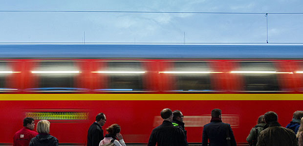 Warten auf den Zug. Auch hier gilt es pfiffig zu sein. Man muss das Abteil als Erster betreten, um einen guten Platz zu ergaunern. Foto: dpa.