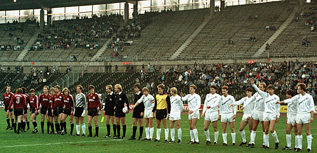 Ein Bild vom letzten Sieg der Eintracht in Hannover. Das Publikumsinteresse war riesig. Foto: imago.