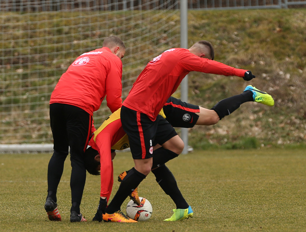 So sieht es aus, wenn einer freiwillig einen Dreikampf verliert. Foto: Stefan Krieger.