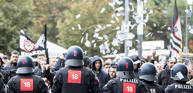 Eintracht-Fans protestieren gegen die Kollektivstrafe. Foto: dpa.