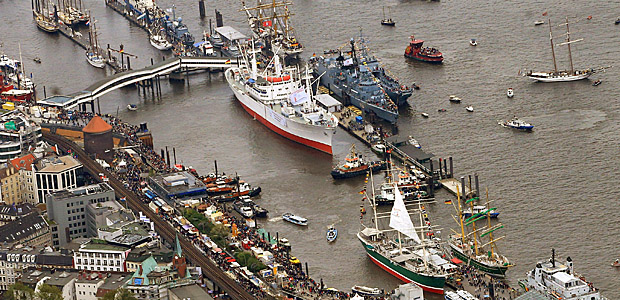 Traditionsschiffe auf der Elbe. Foto: dpa.