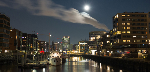 Sogenannter Super-Vollmond über Hamburg. Foto: dpa.