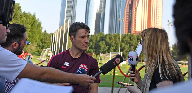 Nico Kovac im Pressegespräch. Foto: imago/Jan Hübner.