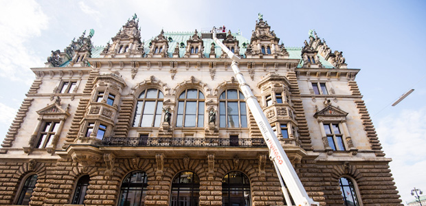 Fassadenteile bröckeln von Hamburger Rathaus. Foto: dpa.