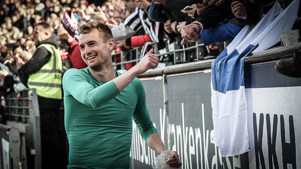 Hat ja auch immer mal den Schalk im Nacken: Lukas Hradecky. Foto: Stefan Krieger.