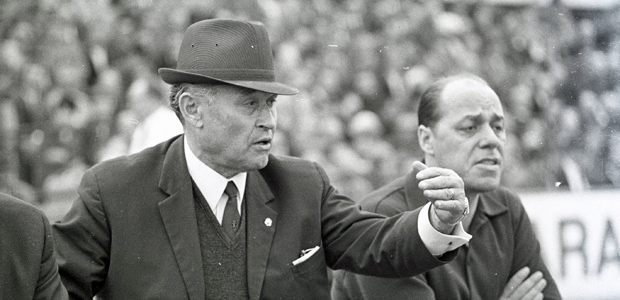 Eintracht-Trainer Elek Schwartz am  11.05.1968. War das damals auch alles so? Foto: imago. 