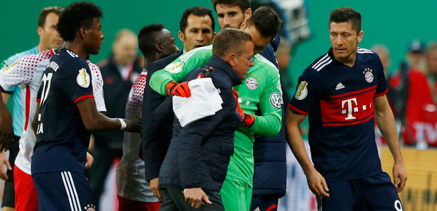 Ralf Rangnick mit Telefon. Foto: Reuters