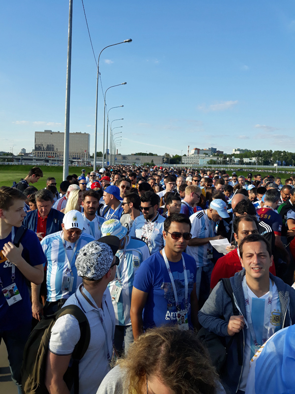 500 Meter Schlange stehen auf Fifa-Befehl.  Foto: jcm