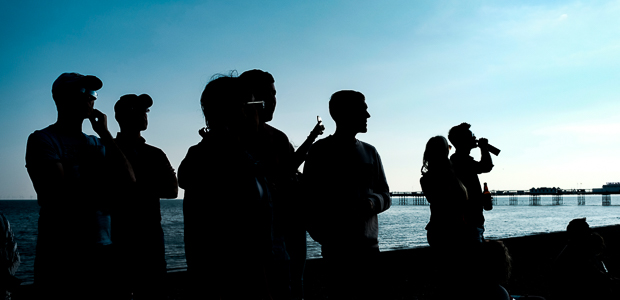 Fußball gucken am Strand. Foto: skr.