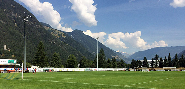 Das heilige Grün - wenn keine Spieler in der Nähe sind, dürfen sogar die Journalisten drauf. Foto: dani