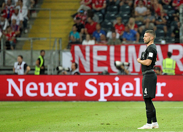 Ante Rebic macht nichts. Foto: skr.