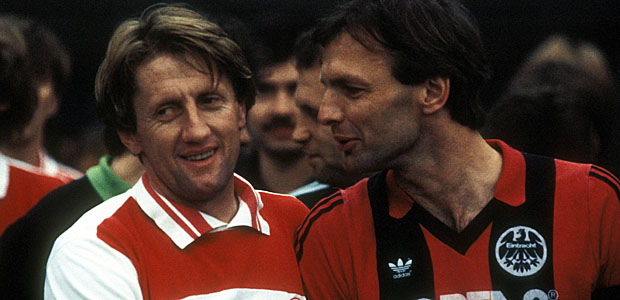 Gerd Zewe und ein unbekannter Eintracht-Kicker, ca. 1985. Foto: imago.