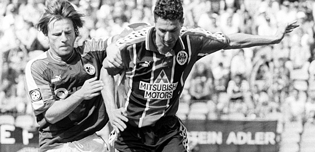 Thorsten Flick (Eintracht Frankfurt, re.) gegen Markus Lotter (SpVgg Greuther Fürth) am 10.05.1998. Foto: IMAGO / Ferdi Hartung